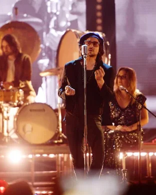 Live concert by Debi Tirar Mas Fiestas